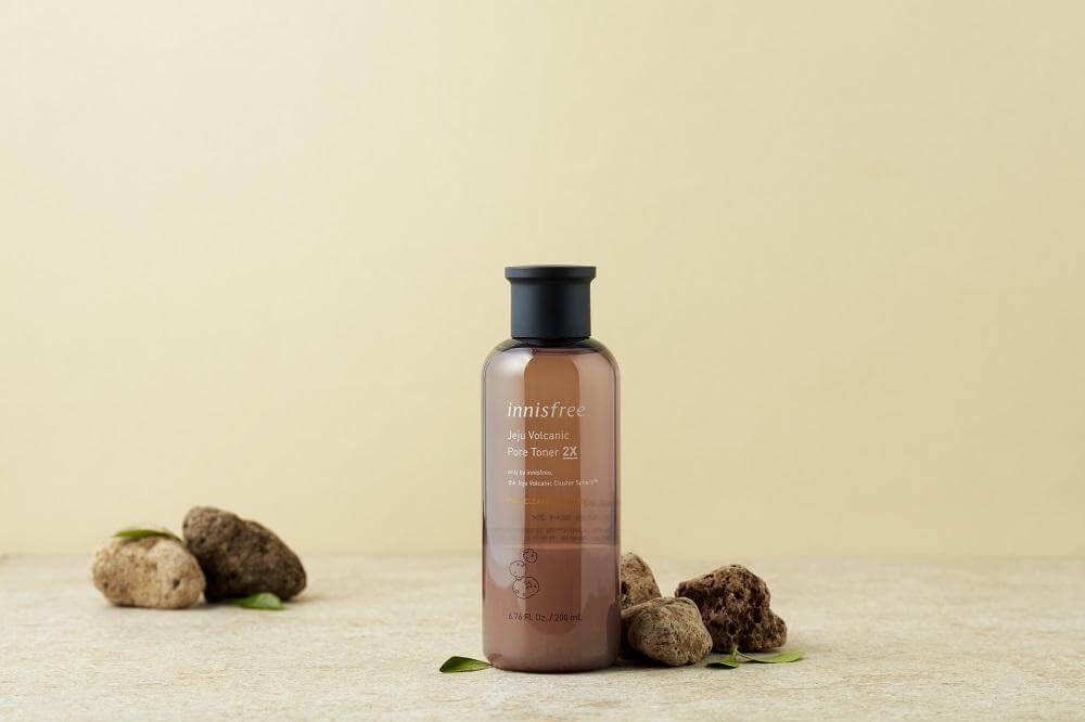 Innisfree Jeju Volcanic Pore toner 2X 50 ml  โทนเนอร์ทำความสะอาดรูขุมขน ด้วยสุดยอดพลังในการดูดซับความมันของหินภูเขาไฟเชจู ช่วยขจัดความมันส่วนเกินบนใบหน้าอย่างมีประสิทธิภาพ  ส่วนผสมต้นตำรับเชจูหินภูเขาไฟ  หินภูเขาไฟเป็นส่วนผสมธรรมชาติจากลาวาหลังภูเขาไฟประทุในเกาะเชจู มีประสิทธิภาพยอดเยี่ยมในการดูดซับซีบัมและมลภาวะ รักษาสิวได้เป็นอย่างดี