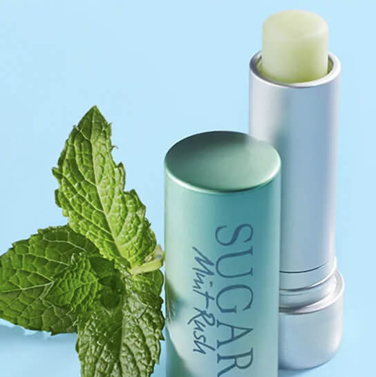 Fresh Sugar Mint Rush Freshening Lip Treatment  2.2g ลิปทรีตเมนต์นวัตกรรมใหม่ล่าสุดที่มอบความชุ่มชื้นได้ยาวนานสูงสุด 24 ชั่วโมงมาพร้อมกลิ่นแสนสดชื่นของมินต์ Duo of Time-Release Technologies: เทคโนโลยีที่ห่อหุ้มความเย็นสดชื่นของมินต์ และจะเพิ่มความเย็นสดชื่นยิ่งขึ้นเมื่อคุณเม้มริมฝีปาก