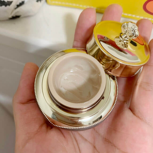 The History Of Whoo Cheongidan Radiant Regenerating Cream ครีมเนื้อเนียนนุ่มที่ช่วยฟื้นฟูผิวจากภายใน ส่งต่อความเจิดจรัสมาสู่ภายนอก  มอบความชุ่มชื้นยาวนานโดยไม่เหนอะผิว เผยผิวเนียนนุ่มยาวนานไปจนถึงเช้าวันใหม่ คงสัมผัสการบำรุงไว้ที่ผิวอย่างรู้สึกได้  ตำรับลับความงามของจักรพรรดินีซูสีไทเฮาที่นำมายกระดับใหม่ ด้วยวิทยาการสมัยใหม่ ฟื้นฟูปัญหาผิวที่ร่วงโรย ให้กลับมาเจิดจรัสอีกครั้ง